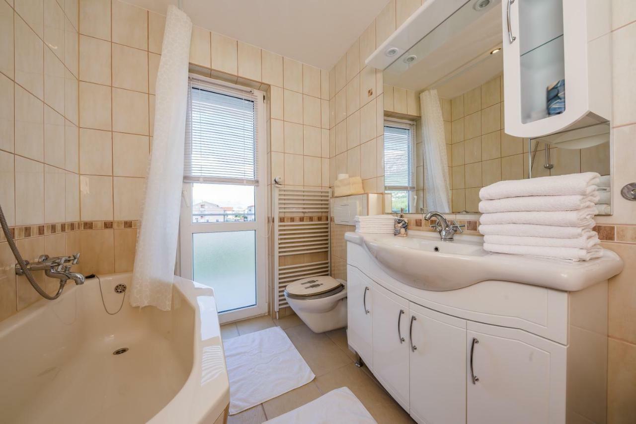 Apartman Lucija Kaštela Екстериор снимка